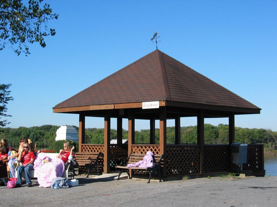 1476 River front gazebo, 2006